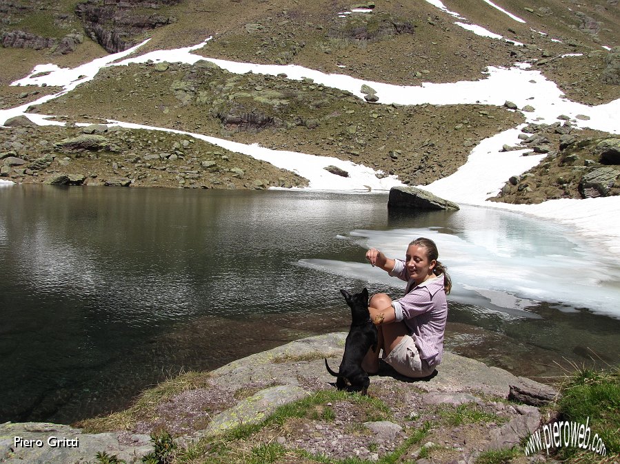 32 Alice mostra e lancia un sasso...in acqua.jpg